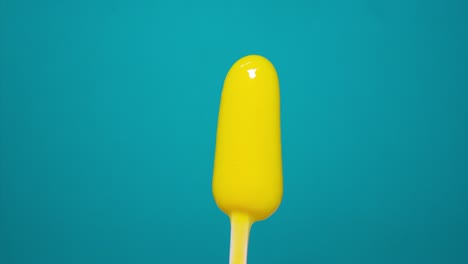 lapso de tiempo de derretimiento del helado en el fondo de color