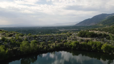 Reflejo-De-Nubes-En-El-Lago-En-Bell-Canyon-Trail-En-Sandy,-Utah,-EE.UU.