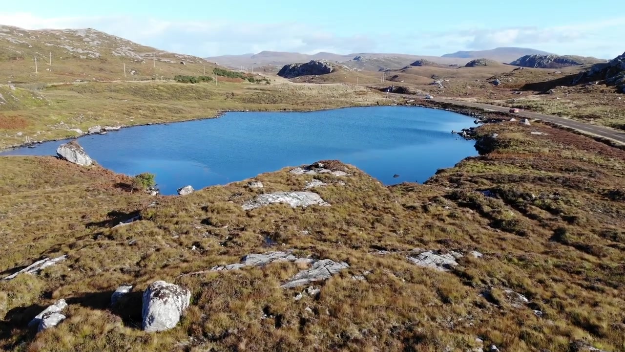 Una comparsa graduale di un lago circondato dalla vasta natura selvaggia scozzese in lontananza
