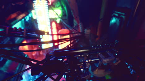 paisaje urbano cyberpunk con luces de neón