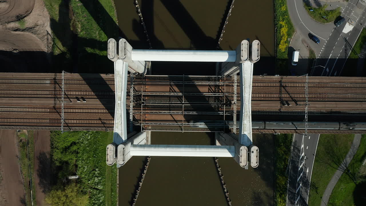 nieuwe gouwe o에서 기차 spoorbrug를 건너는 도시 간 ns 스프린터