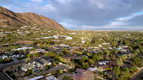 inclinación aérea hacia arriba de la montaña camelback cerca de scottsdale, arizona