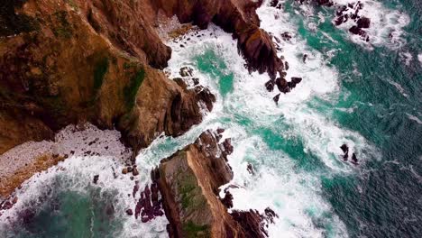 Wellen-Brechen-An-Felsigen-Klippen-Im-Schimmernden-Türkisfarbenen-Ozean-In-Big-Sur