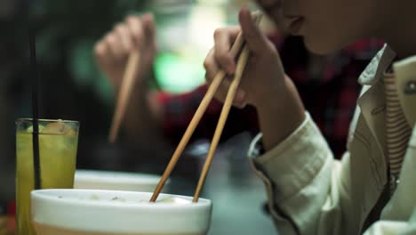 primer plano de una pareja comiendo sopa vietnamita