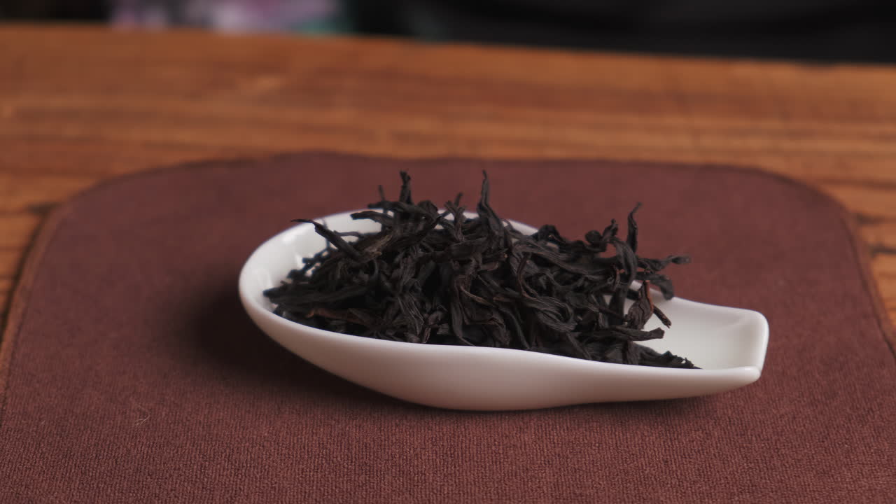 té negro en un tazón blanco