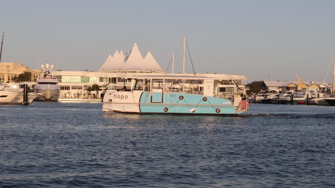 페리 보트 가 바쁜 항구 를 가로지르고 있다