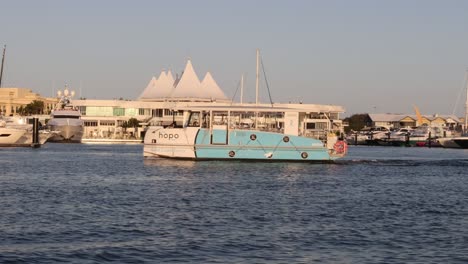 un ferry se mueve a través de un puerto ocupado