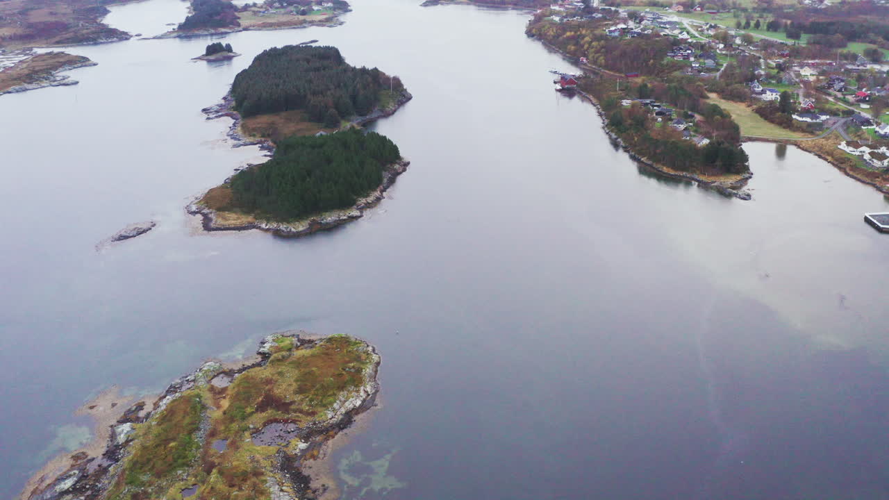 more 및 romsdal 카운티, 노르웨이의 섬과 해안선을 통해 공중 궤도 촬영