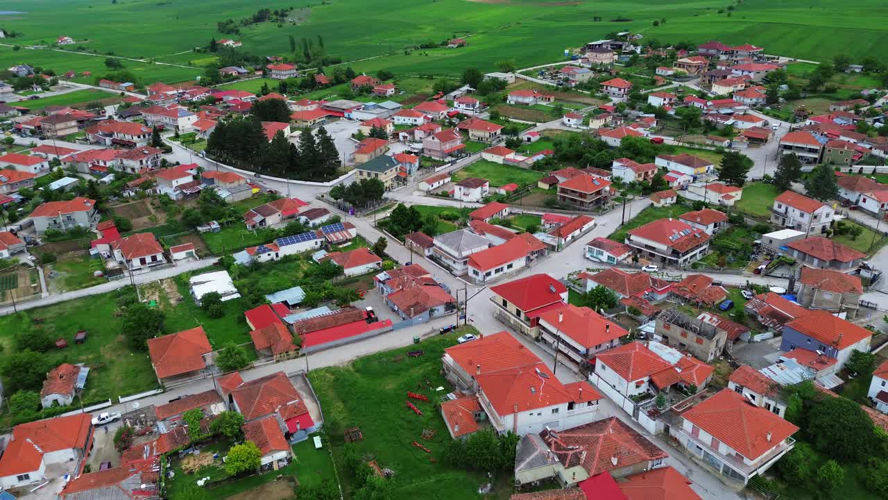 casas en el pueblo de pentavryso, grecia, en el municipio de kastoria, avión no tripulado