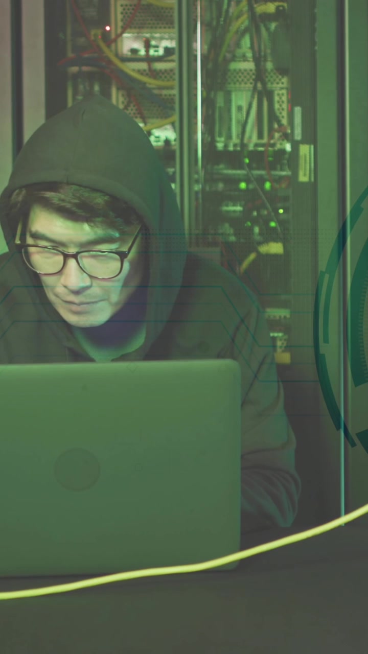 Animazione di elaborazione dati sopra un hacker asiatico in una sala server.