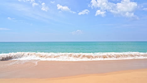 Tropischer-Sandstrand-Und-Türkisfarbenes-Meerwasser