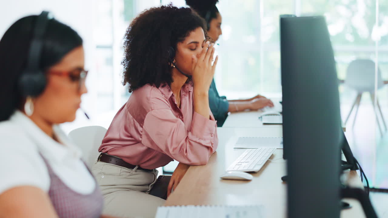 Stress, müde oder schwarze Frau im Callcenter