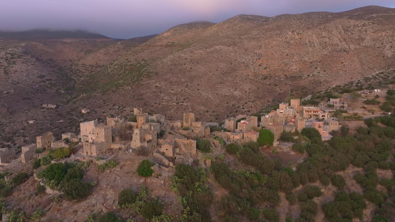 Vista aerea di un villaggio vuoto sotto il cielo al tramonto, Vathia, Grecia