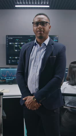 profesional en una sala de monitoreo