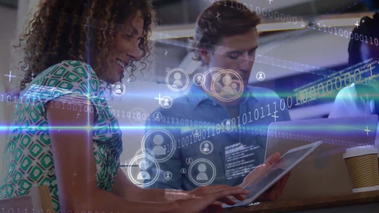 animación de procesamiento de datos e iconos sobre diversas personas de negocios que utilizan portátiles y tabletas