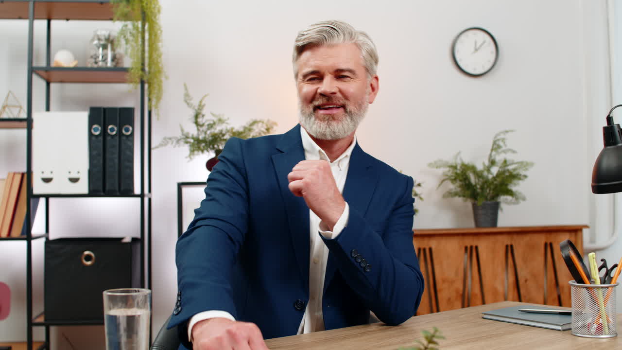 Uomo d'affari di mezza età che tiene in mano contanti in euro contando il reddito salariale celebrando il grande successo e la felicità