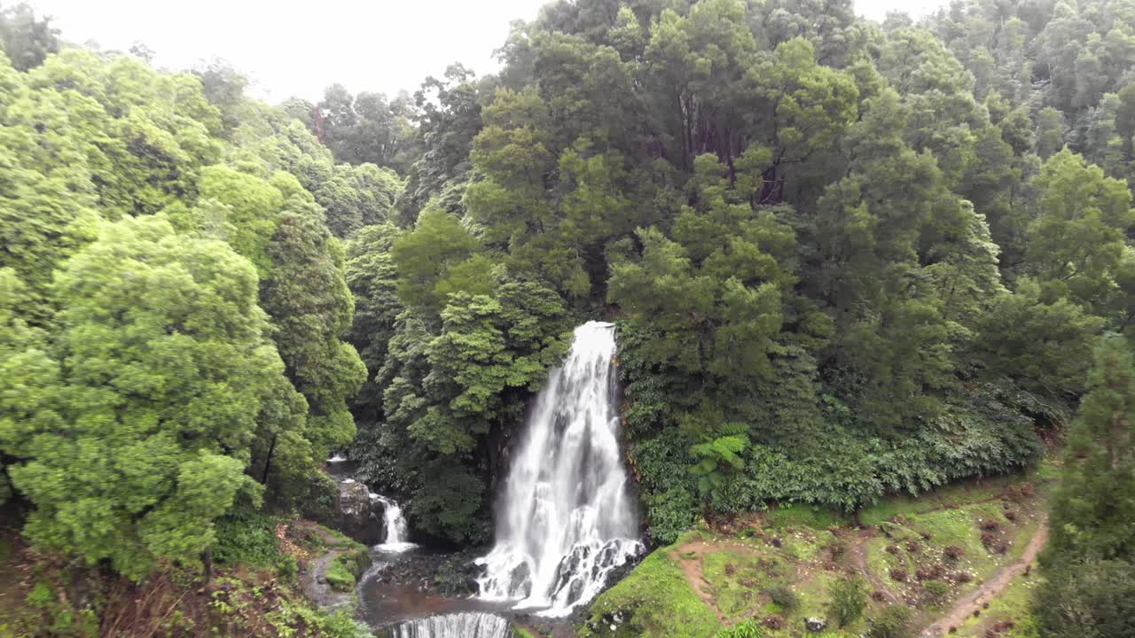 cascada en el parque natural ribeira dos caldeirões cerca de achada, azores, portugal - toma aérea ascendente