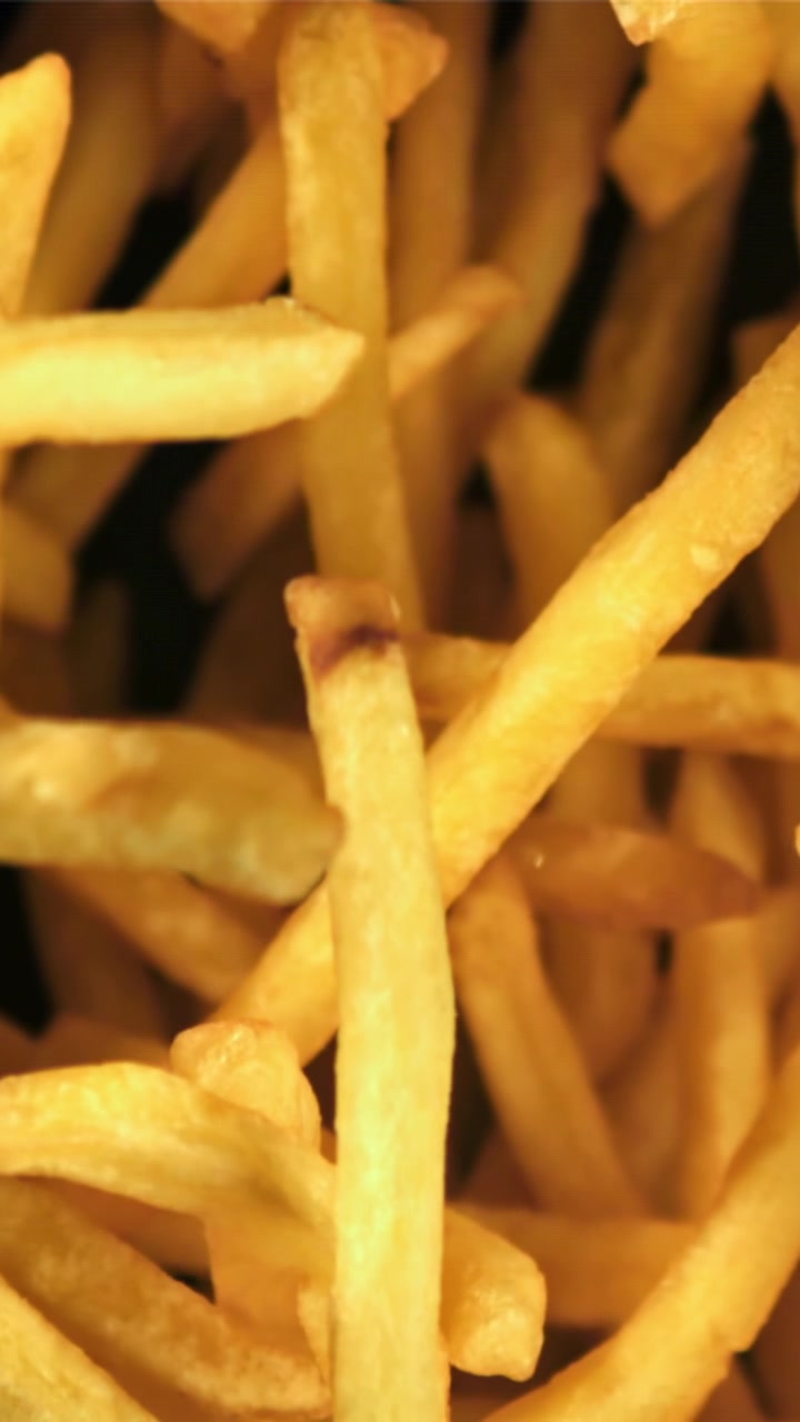 Närbild på gyllene pommes frites som blir oskarp
