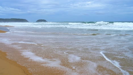 Landschaftsblick-Auf-Wellen,-Die-Sich-In-Einer-Stürmischen-Regenzeit-Am-Strandsand-Und-Am-Himmel-Brechen