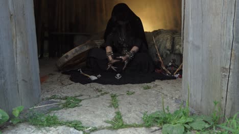 chamán sentado dentro de wigwam y haciendo magia