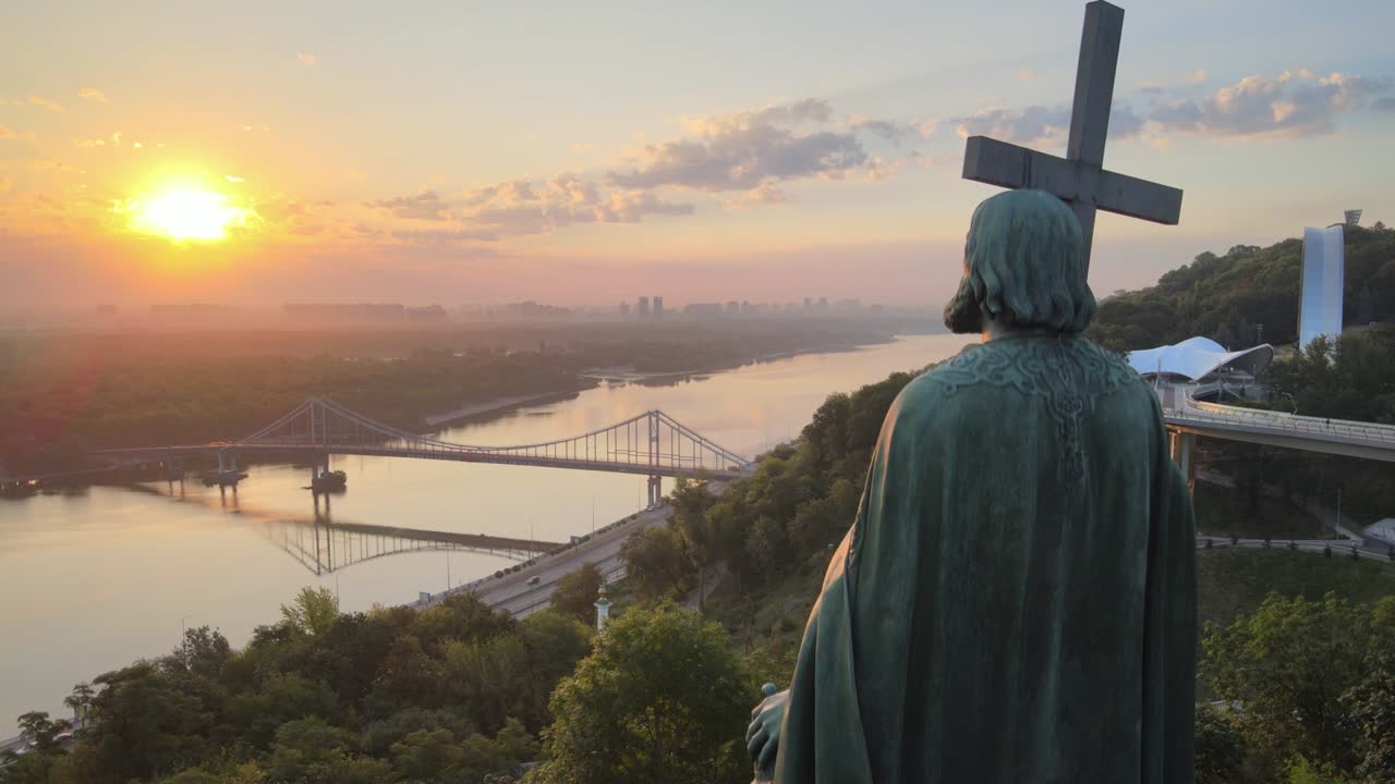 vista aérea de kiev, ucrania: monumento a vladimir el grande al amanecer