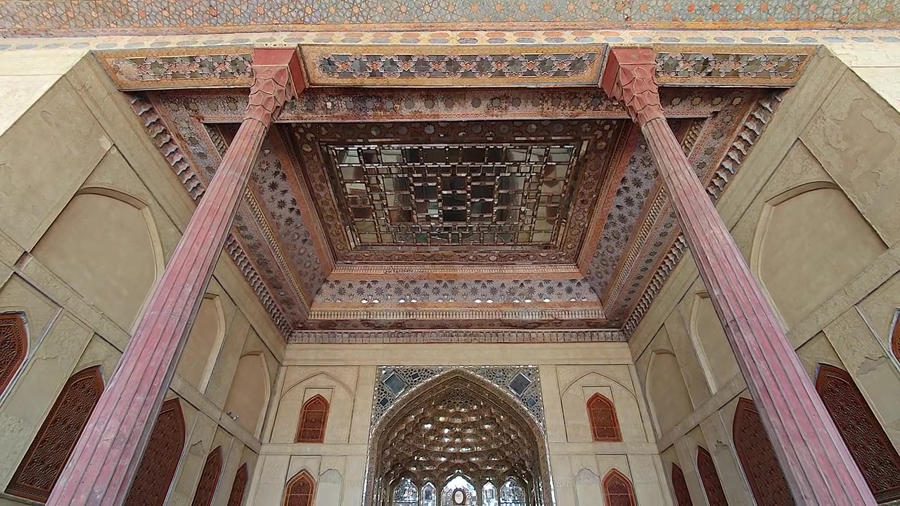 Soffitto e colonne in legno intarsiato del Palazzo Chehel Sotoun a Isfahan