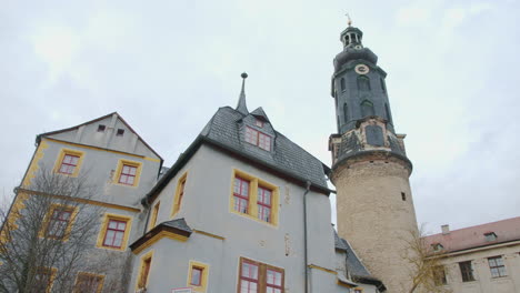 bastilla histórica y torre del antiguo palacio de la ciudad de weimar durante el día.