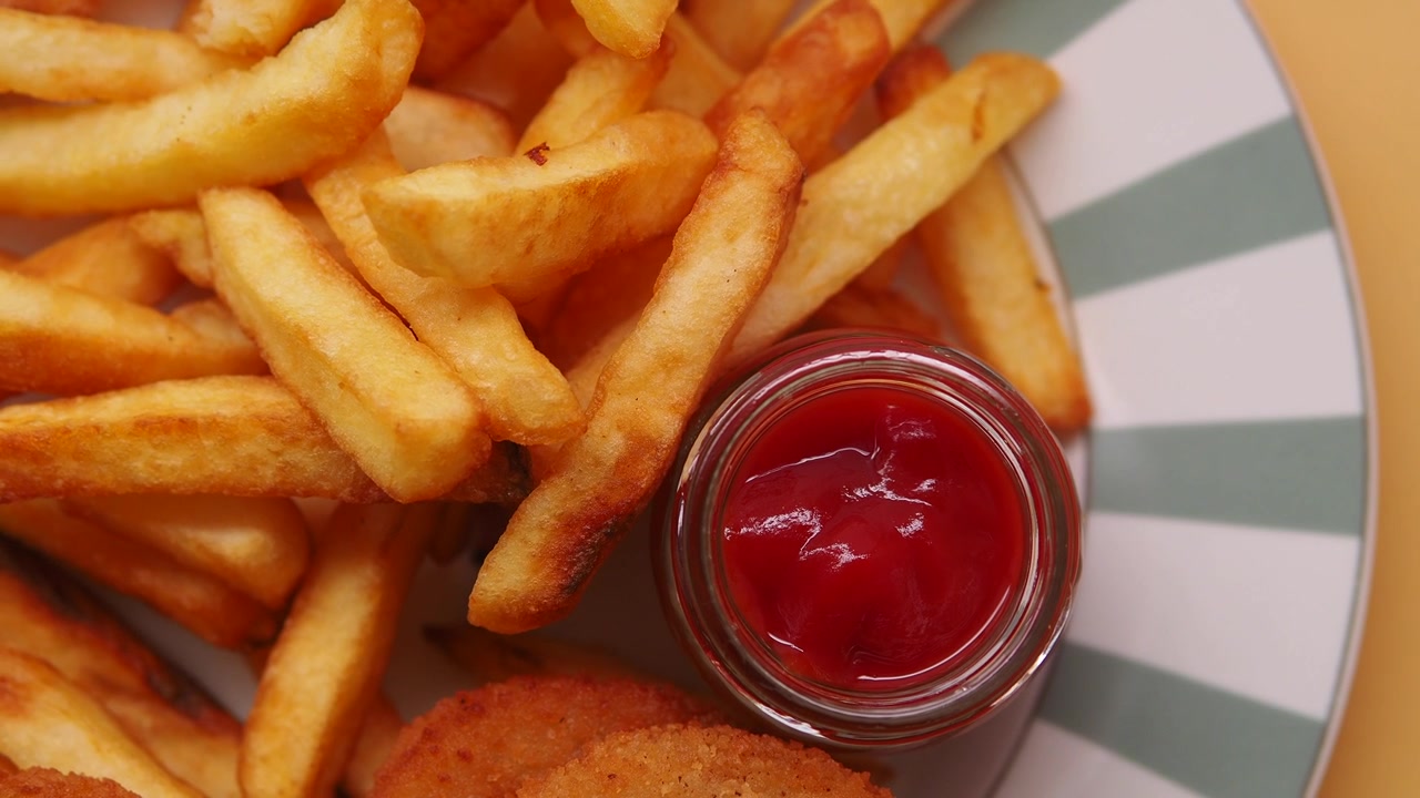Vista Superior de Batatas Fritas Douradas, Ketchup e Nuggets de Frango