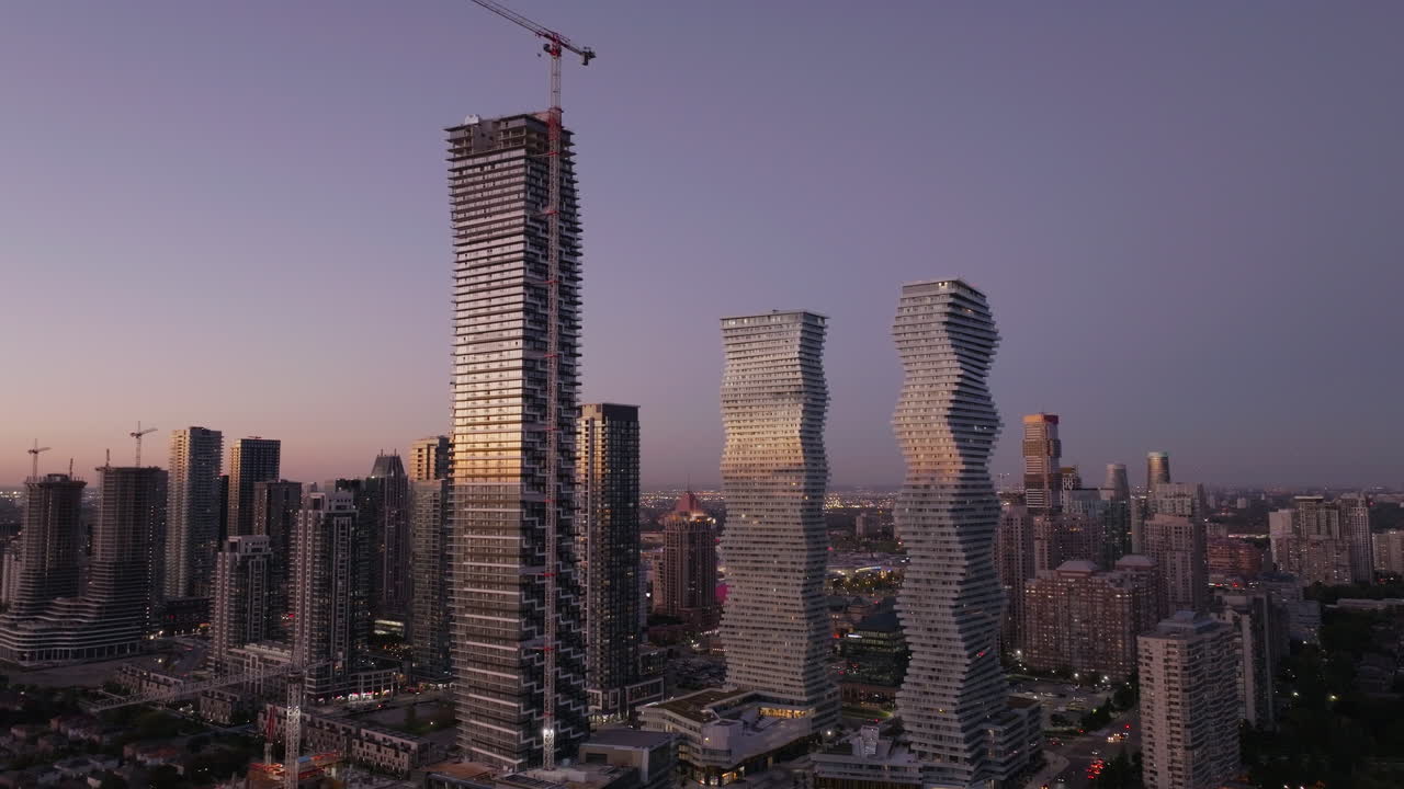 Vista al atardecer del skyline de Mississauga con sus emblemáticos rascacielos y grúas
