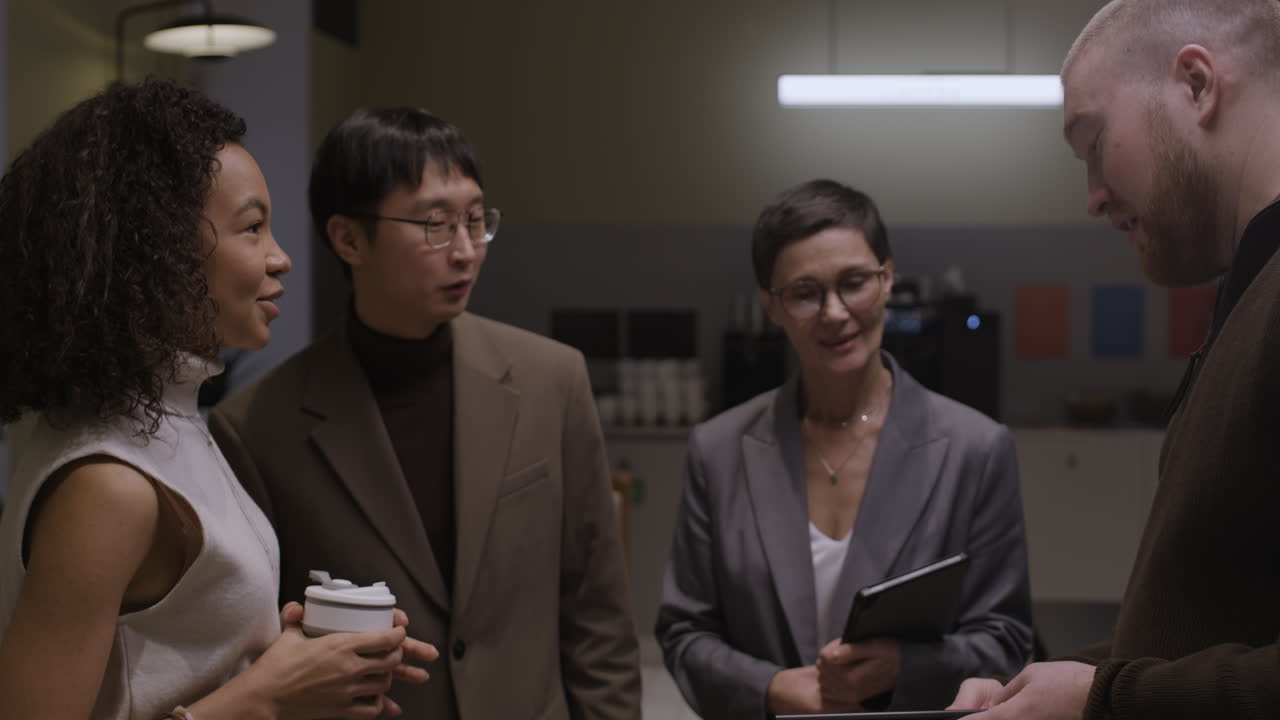 현대적인 사무실에서 비즈니스 팀 회의