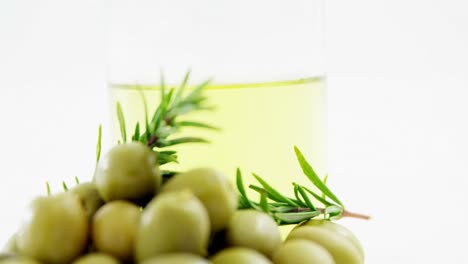 aceitunas verdes, romero y aceite de oliva