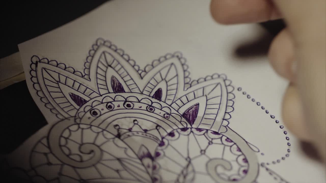 Mano che disegna un bozzetto di tatuaggio