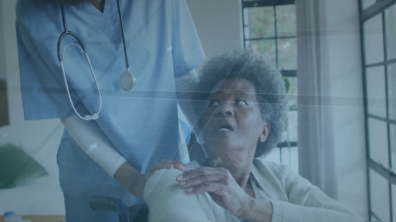 Infermiera che poggia la mano sulla spalla di un paziente in sedia a rotelle, causandone la rotazione della testa, mentre studia un ologramma medico