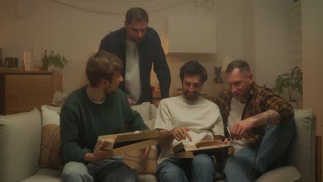 amigos disfrutando de la pizza en casa