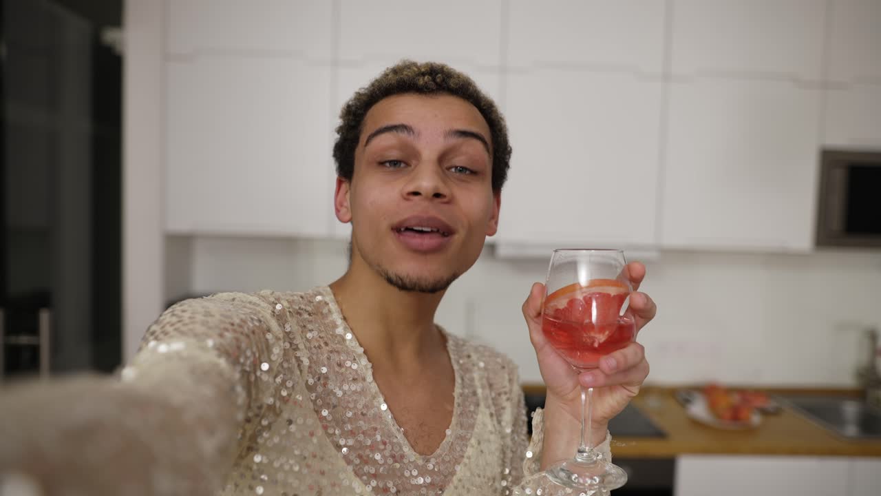 un tipo con un vestido elegante mirando a la cámara, grabando video con el móvil