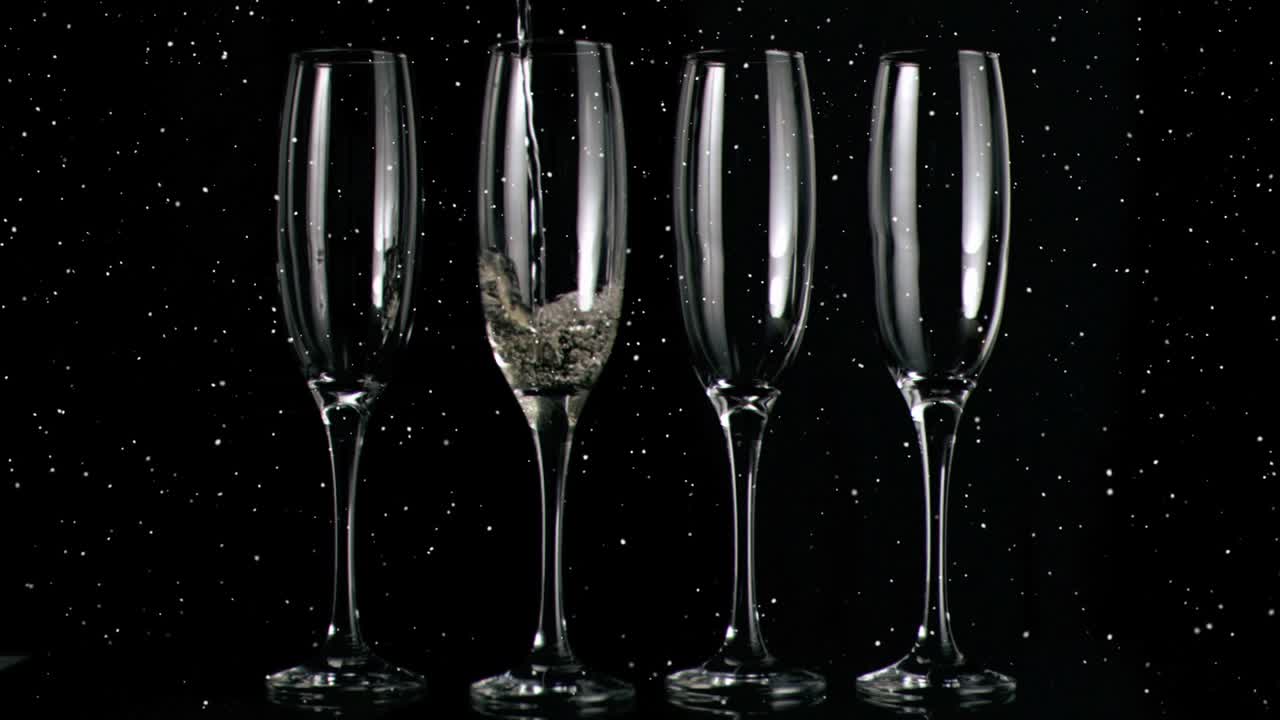 Animación de puntos blancos sobre copas de champán sobre fondo negro