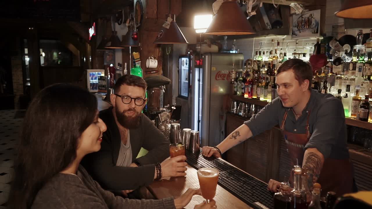 amigos disfrutando de cócteles en un bar acogedor