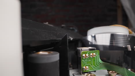 Das-Band-Bewegt-Sich-Durch-Den-Mechanismus-Des-Videokassettenrekorders