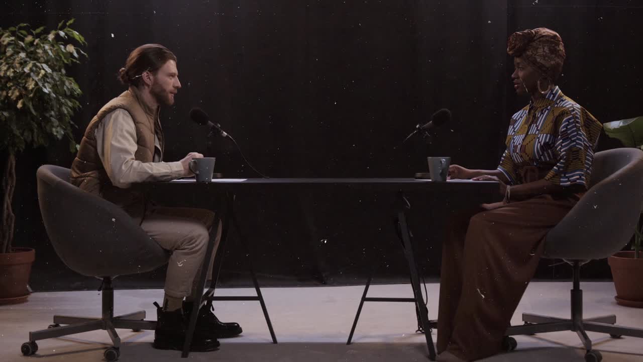 Intro de pódcast dinámico con escena de entrevista y gráficos animados