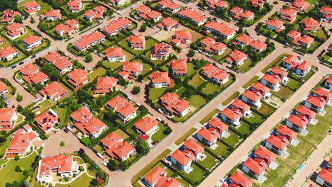 Imágenes-Aéreas-De-Drones-Sobre-La-Calle-De-Verano