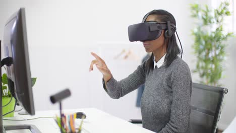 mujer joven con auriculares vr