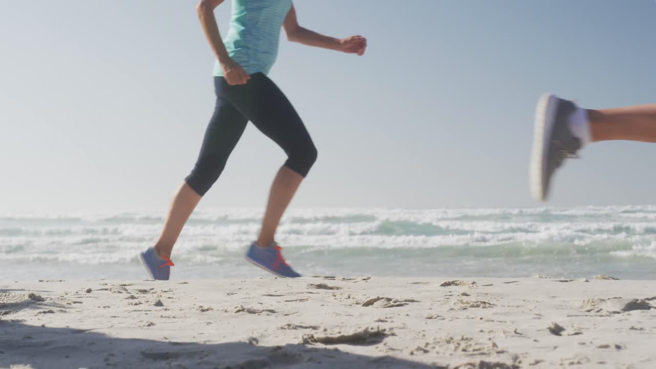 mujeres mayores corriendo en la playa