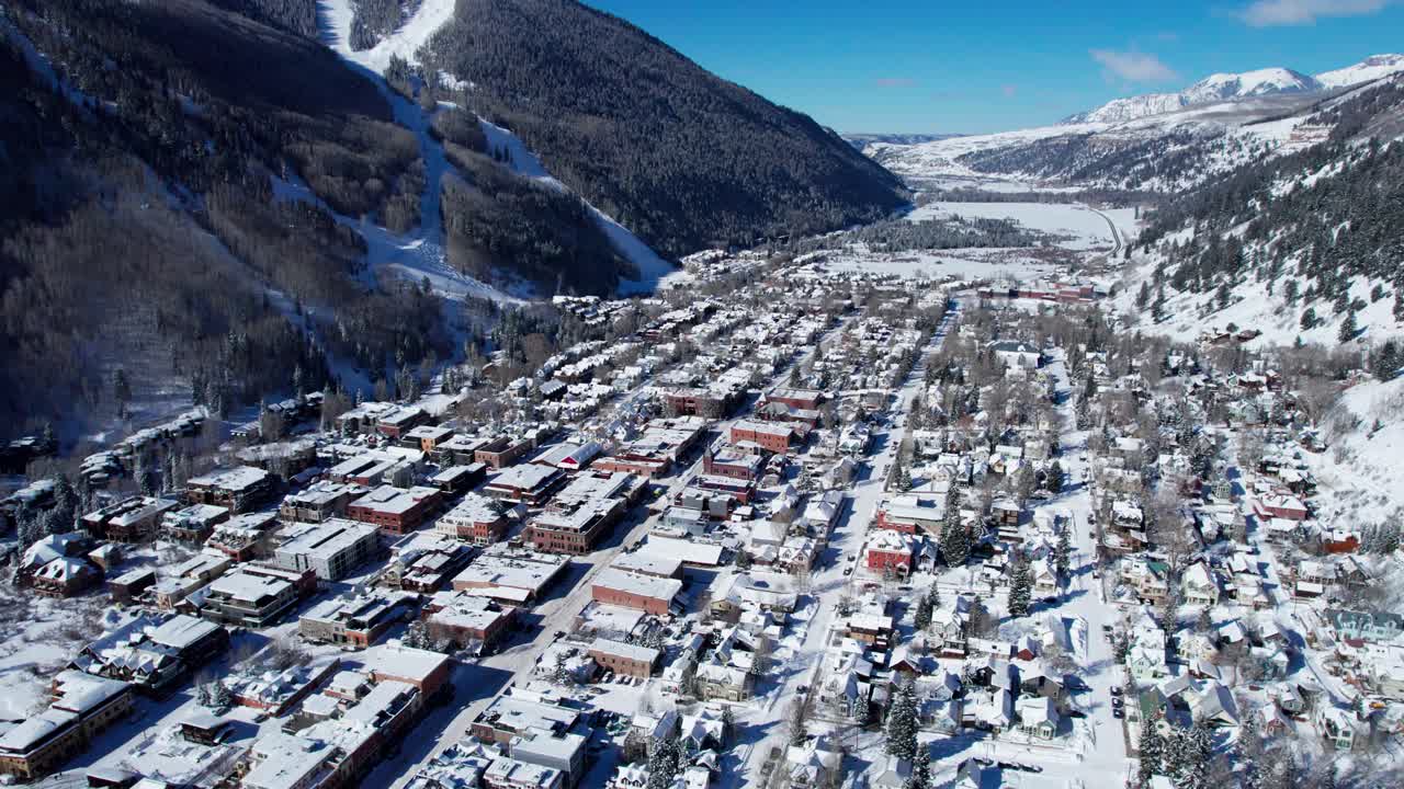 vista aérea de drones mirando hacia abajo en telluride, colorado en el invierno