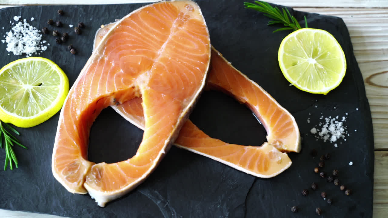 bistec de filete de salmón crudo fresco