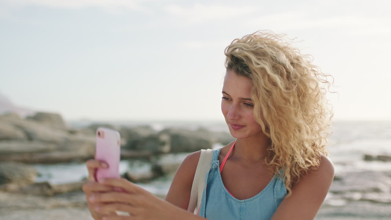 selfie, teléfono inteligente y mujer en la playa