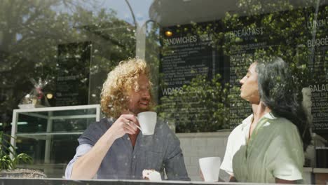 Glückliches,-Vielfältiges-Paar,-Das-Kaffee-Trinkt-Und-Sich-Im-Café-Unterhält