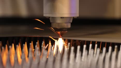 corte láser cnc de metal, tecnología industrial moderna.