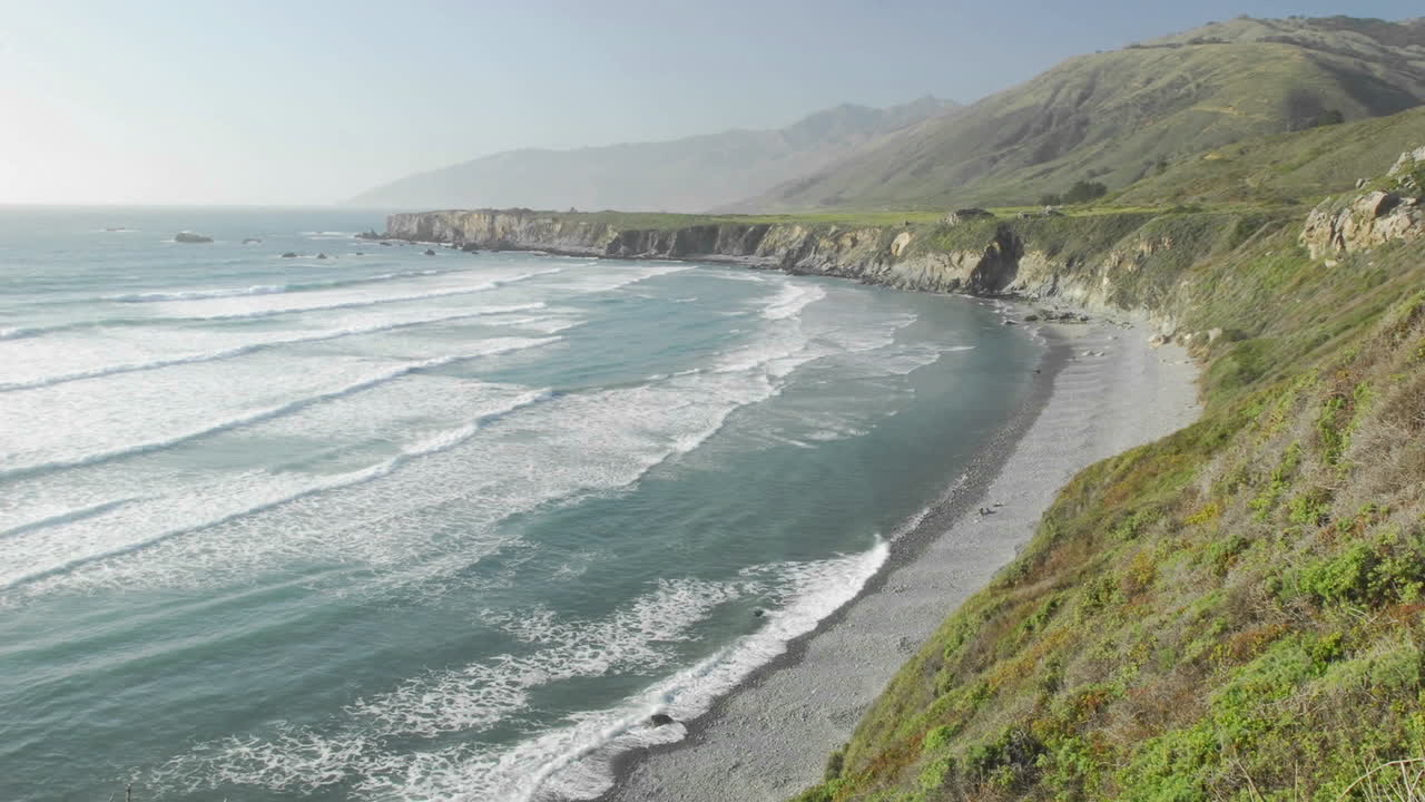 빅 쉬르 캘리포니아 1의 모래 달러 해변에서 부서지는 파도의 시간 경과