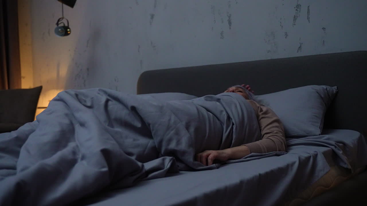 침실에 올라오는 여자