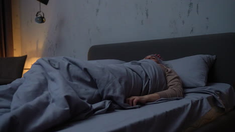 mujer levantándose en el dormitorio